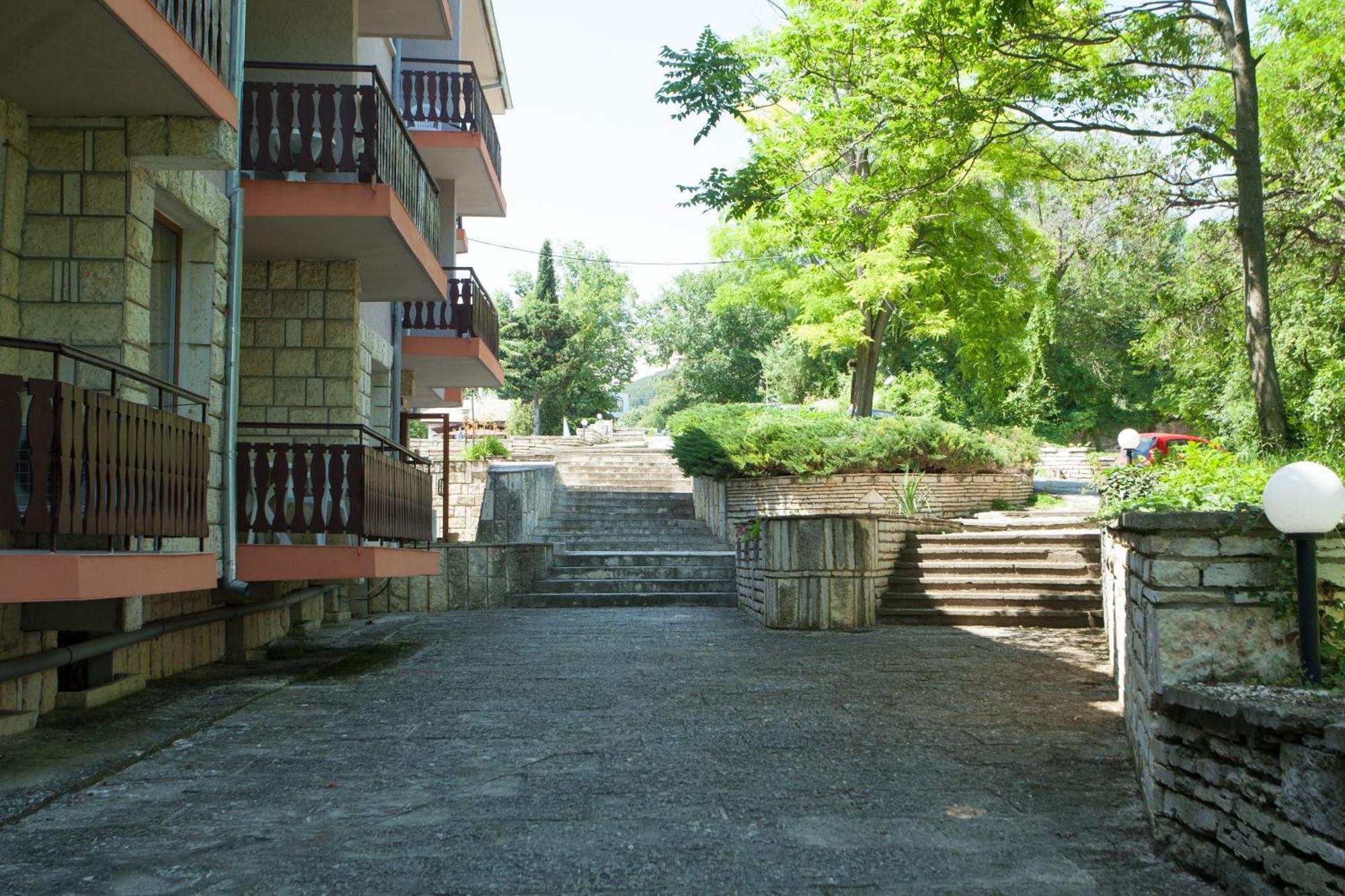 Bisser Hotel - Free Parking - Free Pool Access Balcsik Kültér fotó