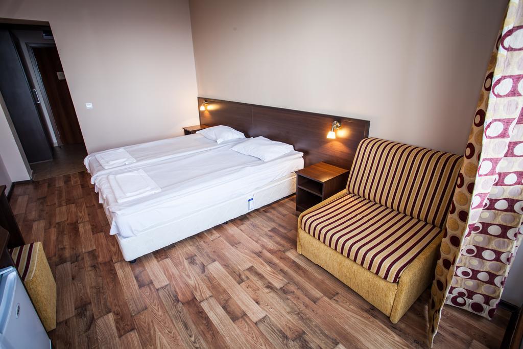 Bisser Hotel - Free Parking - Free Pool Access Balcsik Szoba fotó