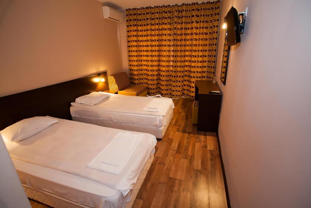 Bisser Hotel - Free Parking - Free Pool Access Balcsik Szoba fotó