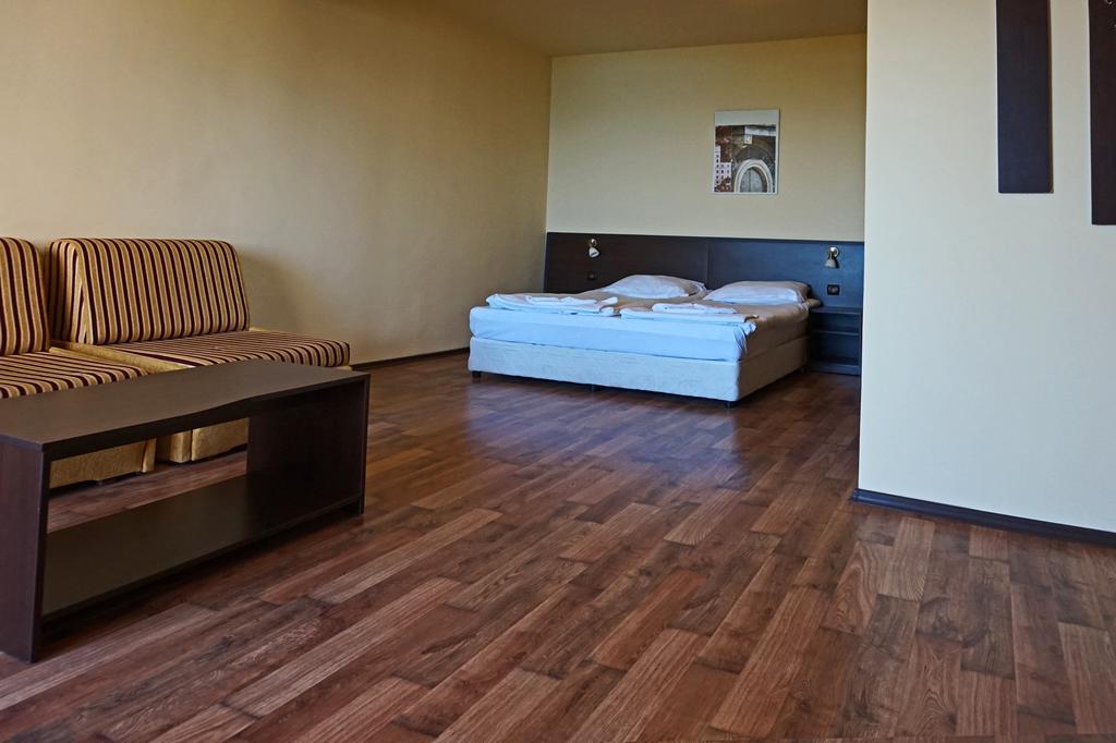Bisser Hotel - Free Parking - Free Pool Access Balcsik Kültér fotó
