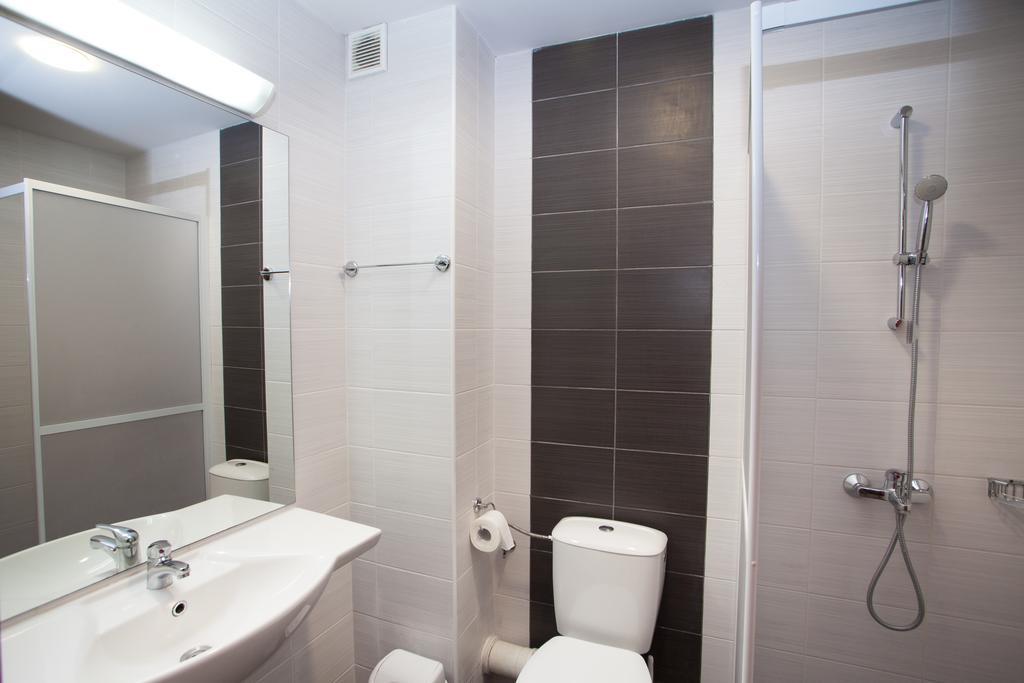 Bisser Hotel - Free Parking - Free Pool Access Balcsik Szoba fotó